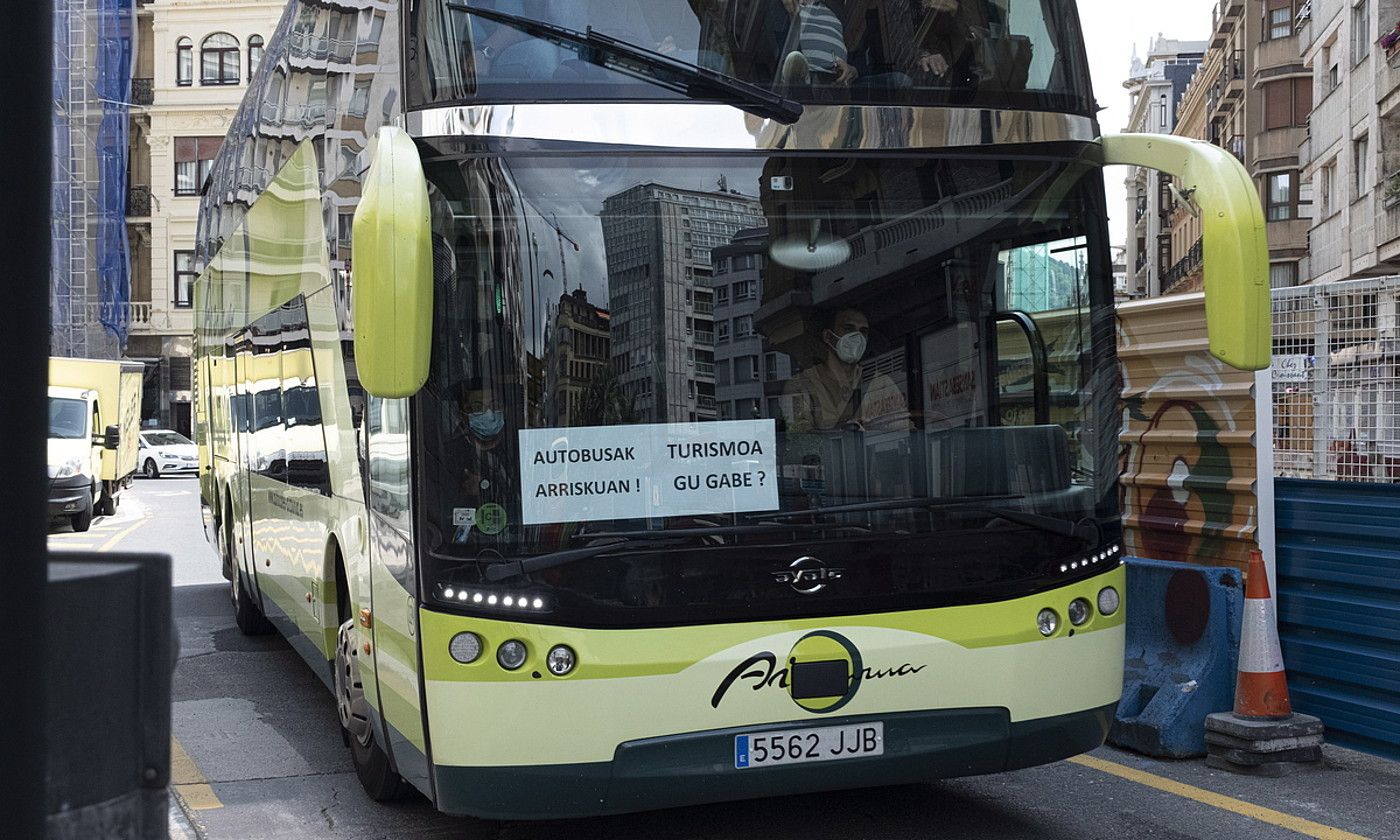 Protesta. Autobus konpainiek ekainean antolatu zuten manifestazioetako batean parte hartu zuen ibilgailuetako bat. JON URBE /FOKU.