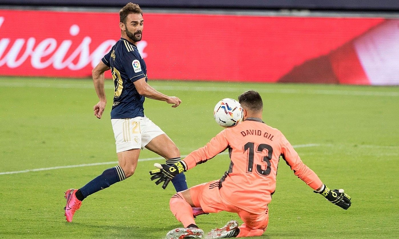 Adrian Lopez, David Gil gainditzen, lehen gola sartzeko. OSASUNA.