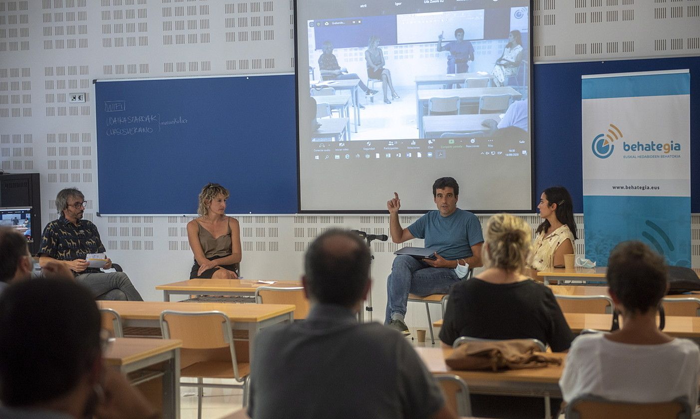 Josu Aztiria (Elhuyar), Lorea Arakistain (Puntueus), eta Josu Azpillaga eskua altxatuta (CodeSyntax), atzo, Donostian. GORKA RUBIO / FOKU.