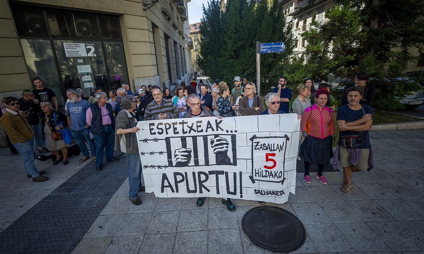 Salhaketak iaz deitutako elkarretaratzea, Zaballako espetxean izandako heriotza bat salatzeko. JAIZKI FONTANEDA / FOKU. Salhaketak iaz deitutako elkarretaratzea, Zaballako espetxean izandako heriotza bat salatzeko. JAIZKI FONTANEDA / FOKU.