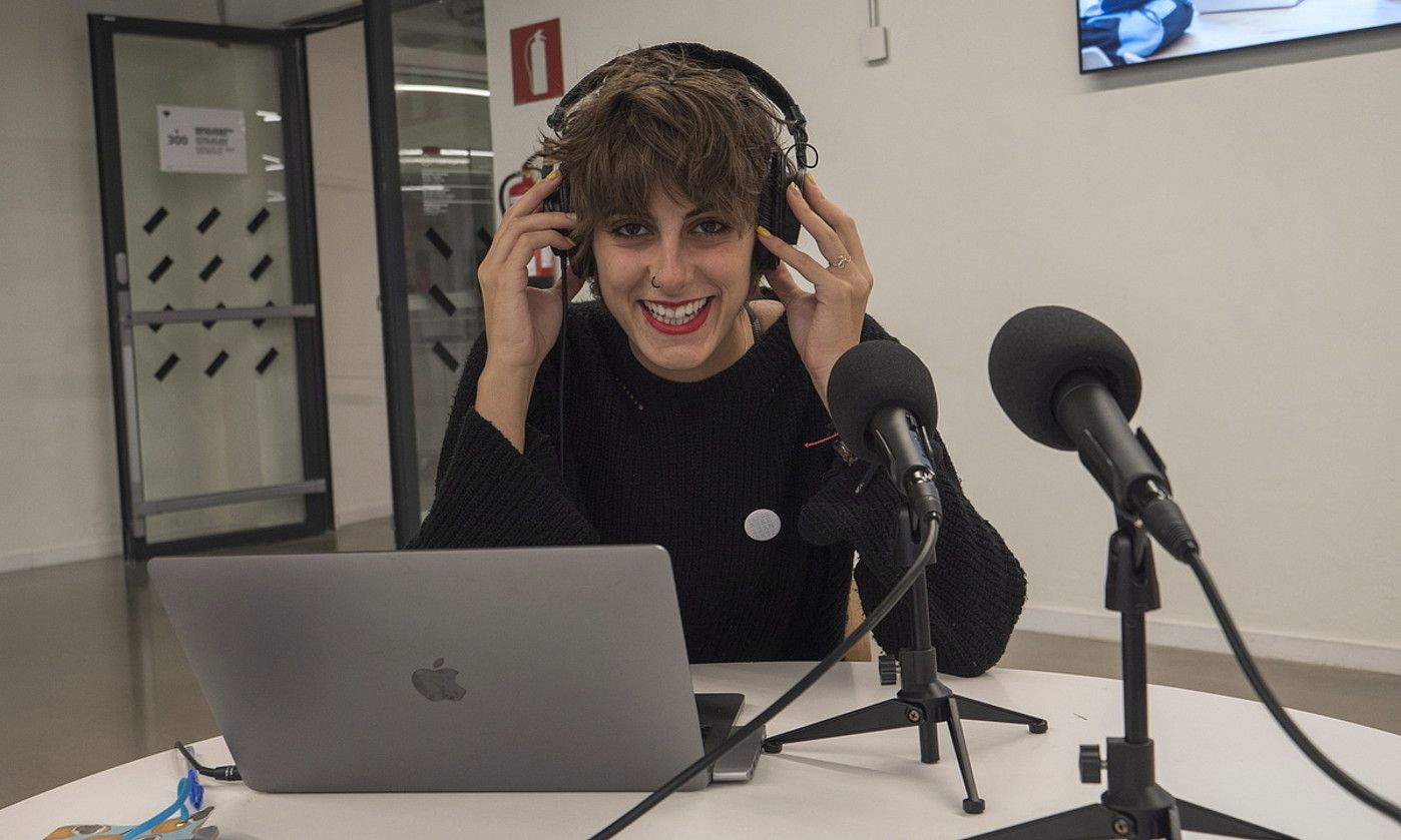 Maider Galardi kazetariak aurkezten du podcast saioa. ANDONI CANELLADA / FOKU.