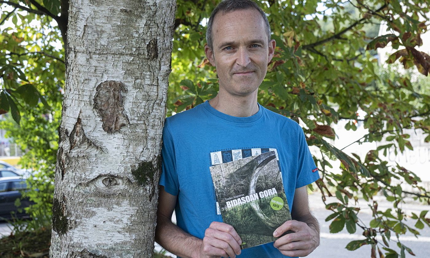 Eneko Aizpurua liburuaren egilea, atzo, Donostian. JON URBE / FOKU.