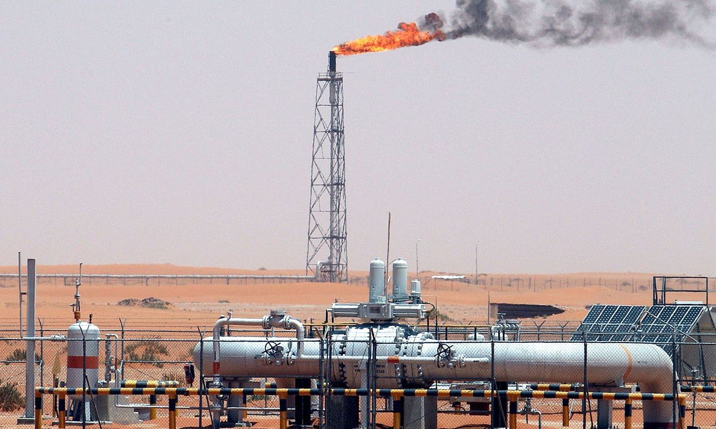 Petrolio putzu bat Khuraiseko basamortuan, Saudi Arabian. ALI HAIDER / EFE.