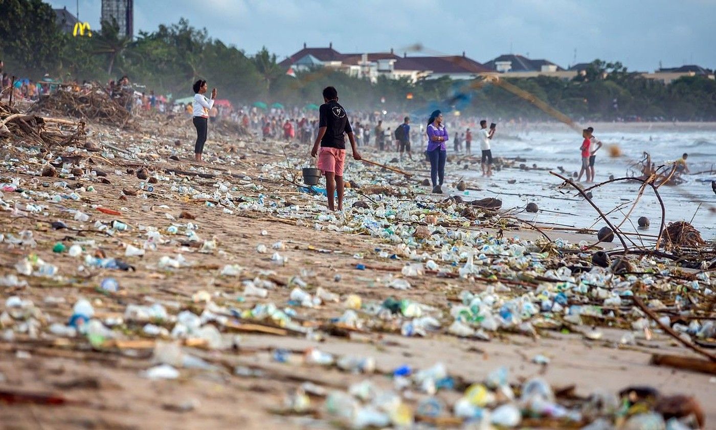 Itsas ekosistemetako arazo bat da plastikoaren pilaketa. MAXIM BLINKOV / EFE.