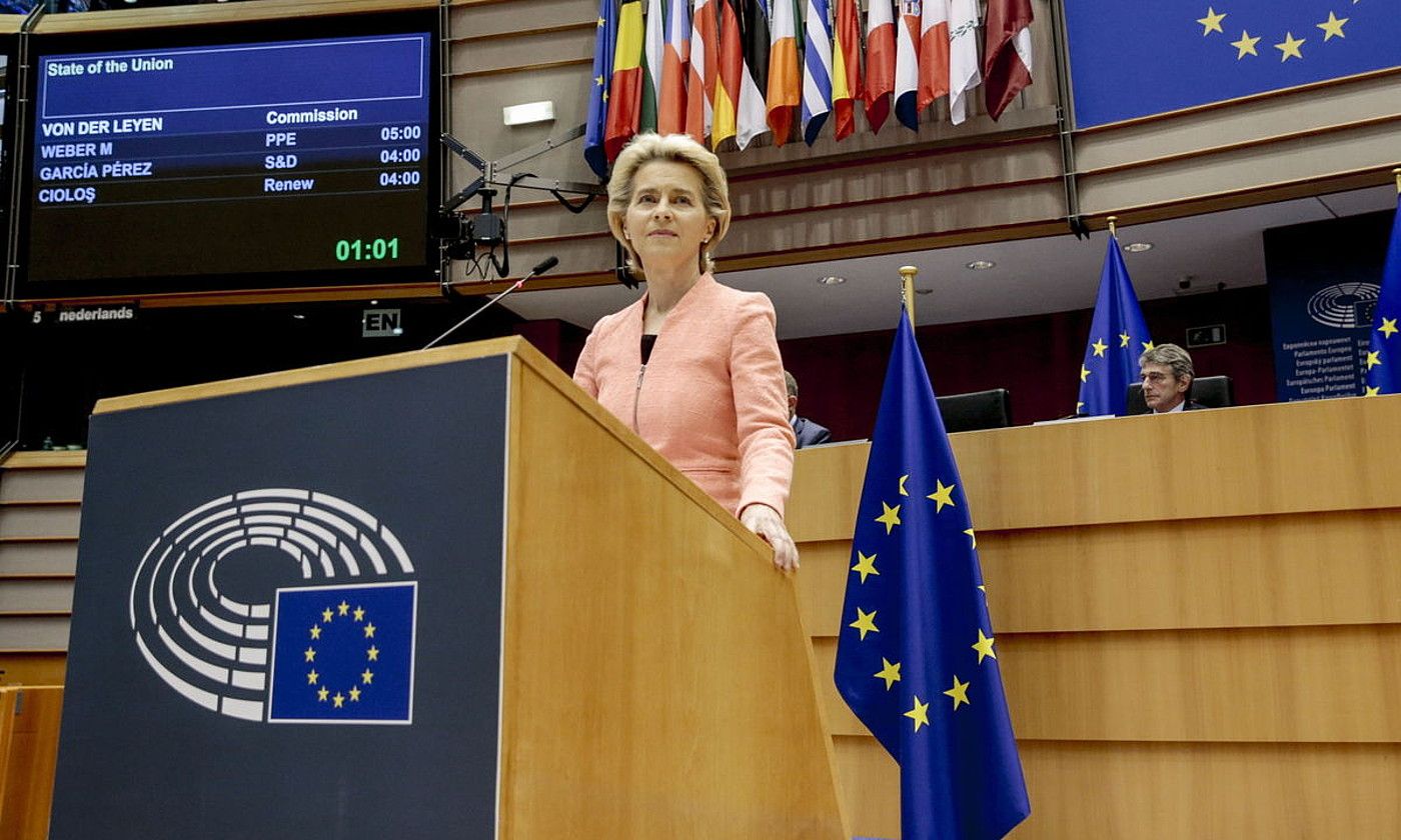 Ursula von der Leyen, Europako Batzordeko presidentea, parlamentuaren osoko saioan, atzo. OLIVIER HOSLET / EFE.