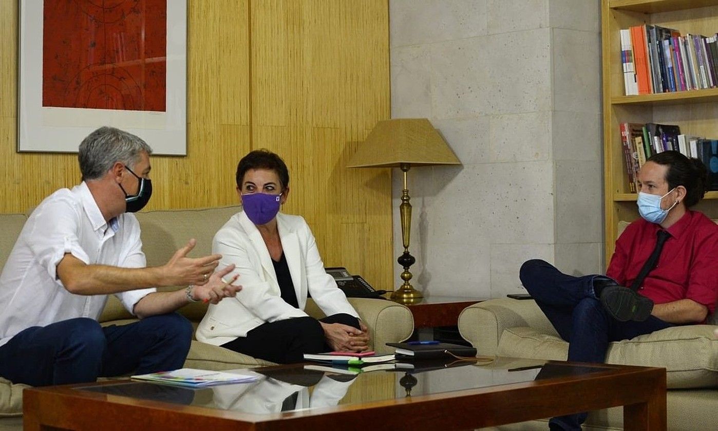 Oskar Matute, Mertxe Aizpurua eta Pablo Iglesias, atzoko bileran. EH BILDU. Oskar Matute, Mertxe Aizpurua eta Pablo Iglesias, atzoko bileran. EH BILDU.