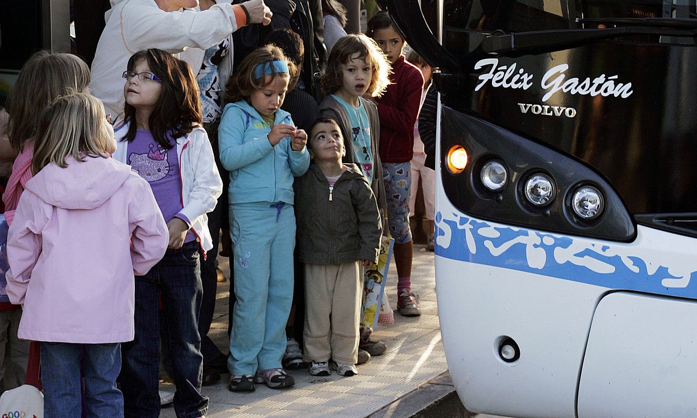 Haurrak eskolarako autobusean, Sarrigurenen, artxiboko irudian. IÑIGO URIZ / FOKU.