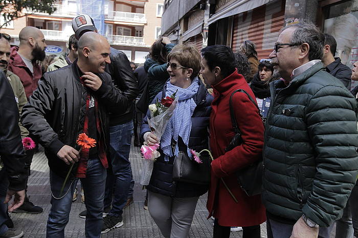 Iñigo Cabacasen gurasoak, Jone Goirizelaia beren abokatuarekin, gaur, Cabacas hil zuten tokian, hari eskainitako omenaldian. ARITZ LOIOLA, FOKU