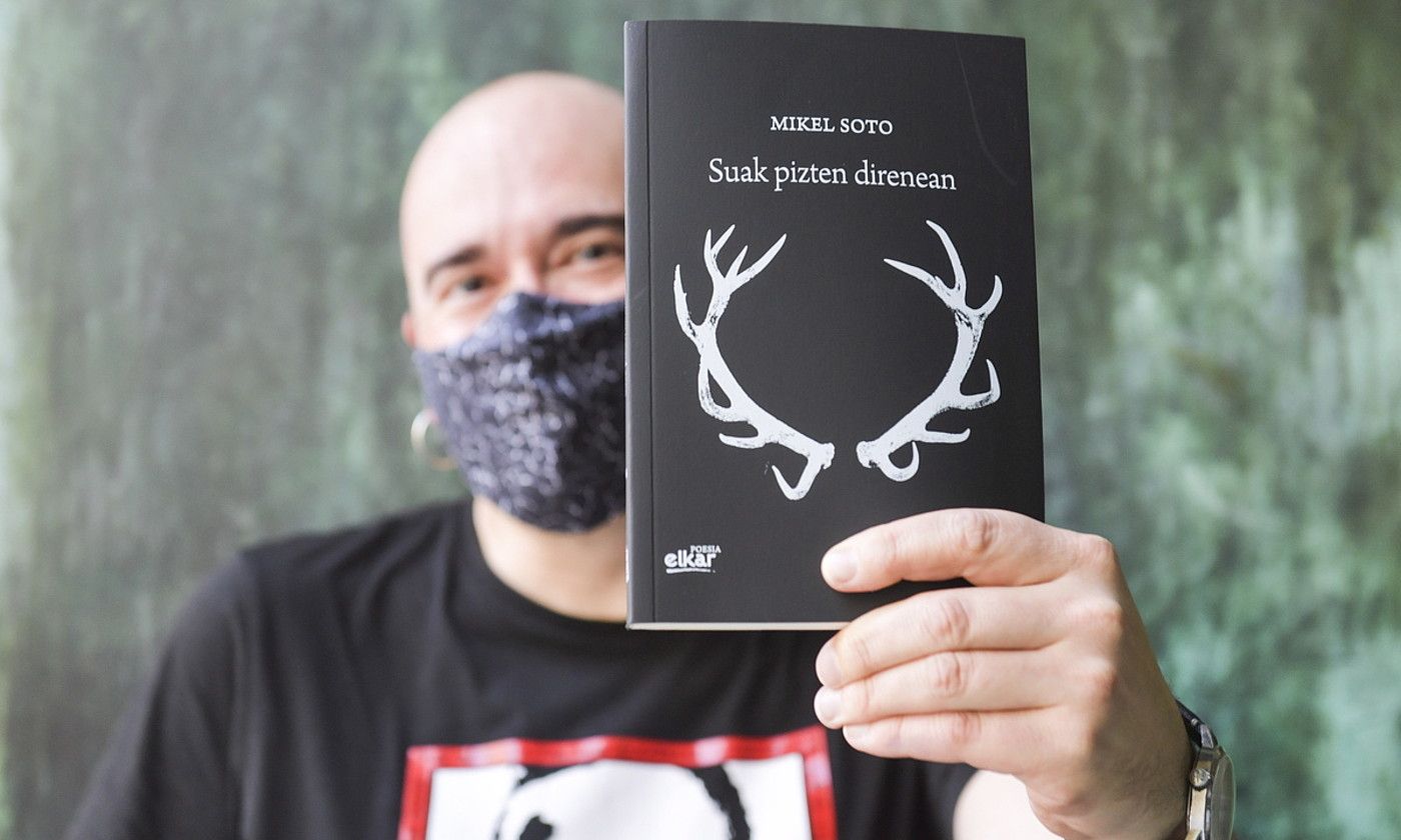 Mikel Soto, atzo, Donostian, bere poema liburuaren ale bat eskuan duela. IDOIA ZABALETA / FOKU. Mikel Soto, atzo, Donostian, bere poema liburuaren ale bat eskuan duela. IDOIA ZABALETA / FOKU.