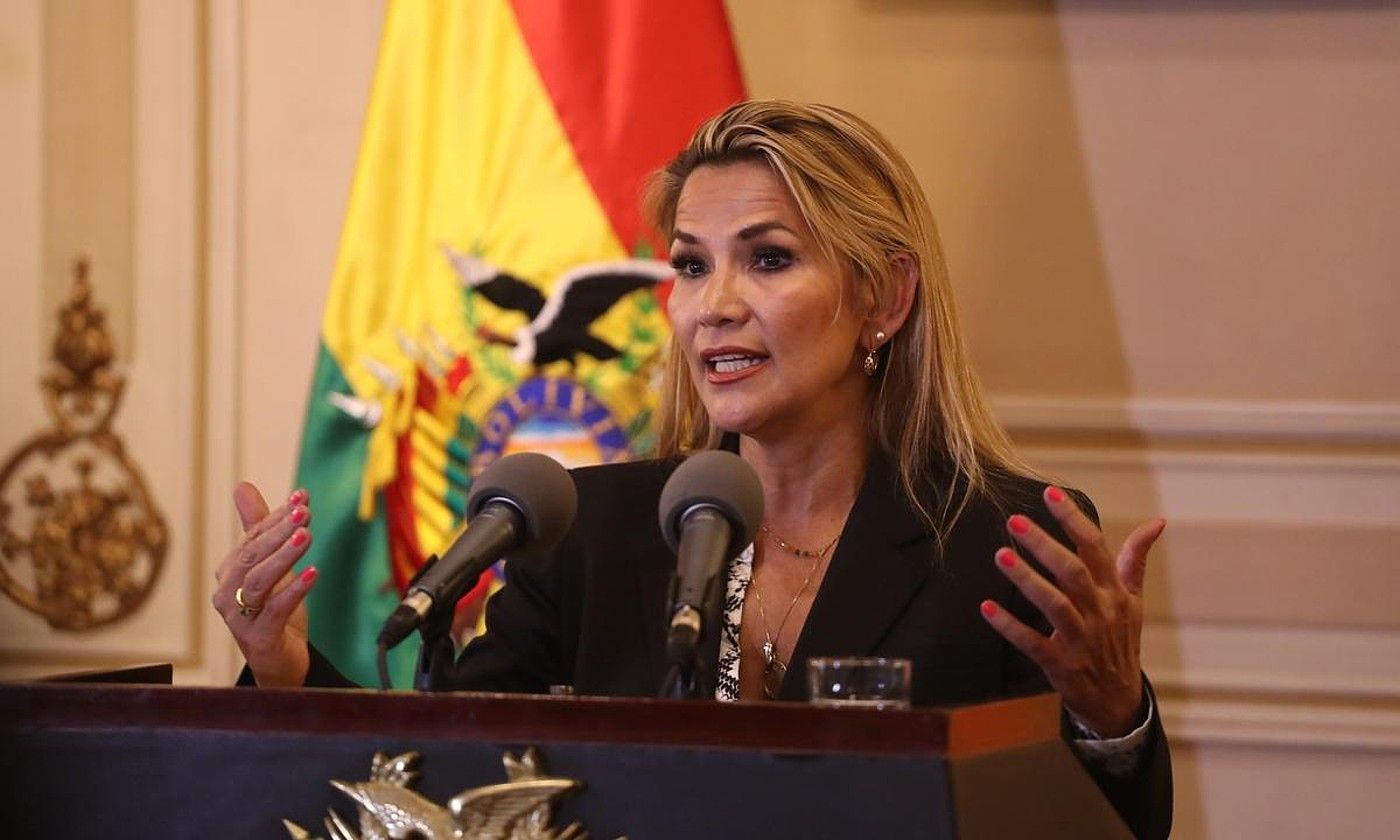 Jeanine Añez Boliviako behin-behineko presidentea, iazko azaroan, hedabideen aurreko agerraldi batean. RODRIGO SURA / EFE.