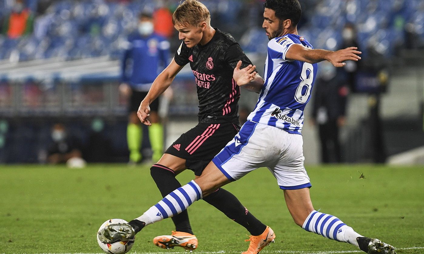 Real Madrileko Martin Odegaard eta Realeko Mikel Merino, igandeko lehian. JON URBE / FOKU.