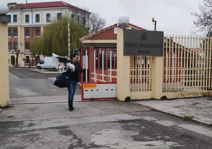 Ekaitz Ezkerra espetxetik irteten. JOSEBA ALVAREZ, @JOSEBAALVAREZ