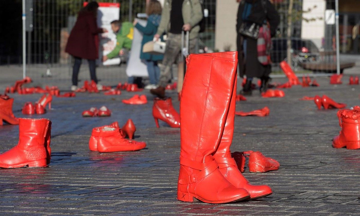 Indarkeria matxistaren biktimak gogora ekartzeko ekintza bat, Belgikan. OLIVIER HOSLET / EFE.