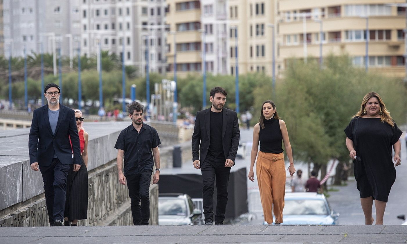 Eduardo Crespo zinemagilea, Nosotros nunca moriremos filmeko lantaldeko hainbat kiderekin, atzo. GORKA RUBIO / FOKU.