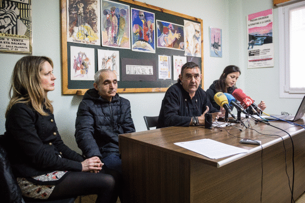 Zaballan hil den azken presoaren senideak Salhaketako kideekin batera, gaur. ENDIKA PORTILLO / FOKU