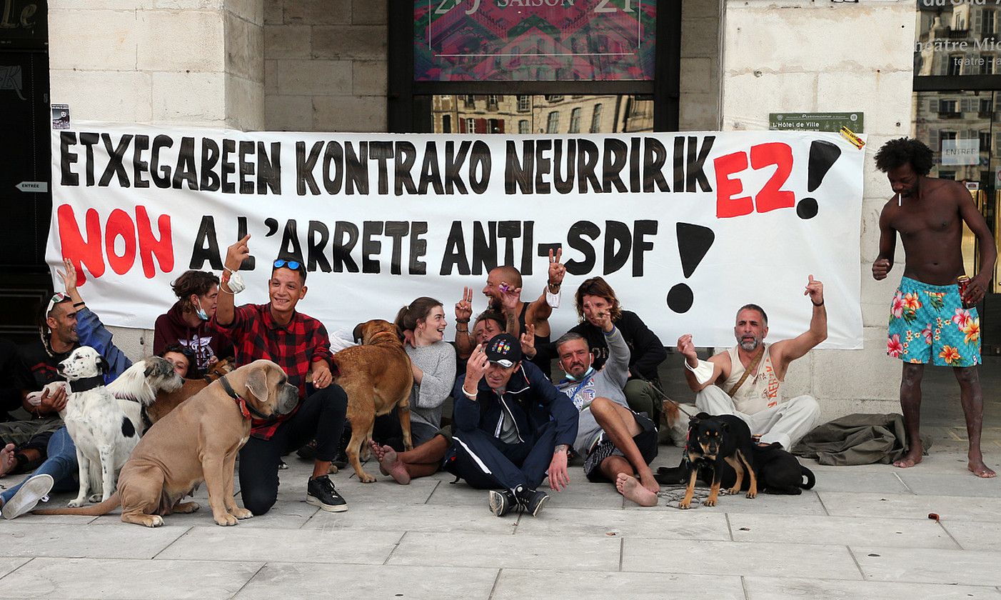 Etxegabeek protesta egin zuten atzo, Baionan, auzapezak hartutako neurriak salatzeko. BOB EDME.