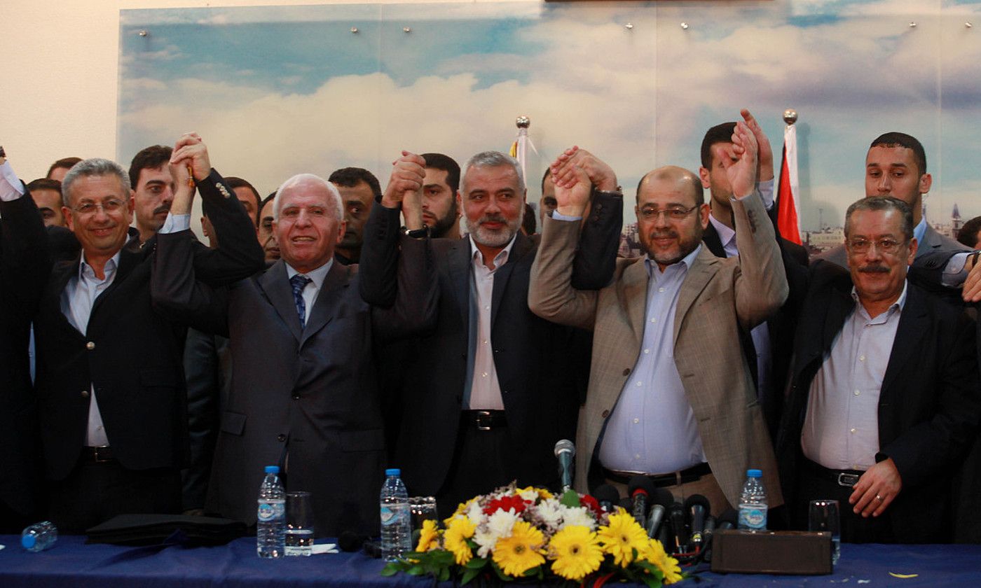 Hamaseko ordezkaritza bat eta Al-Fatahko beste bat, 2014ko apirilean, batasun gobernua eratzeko lortu zuten akordioa ospatzen. MAJDI FATHI. Hamaseko ordezkaritza bat eta Al-Fatahko beste bat, 2014ko apirilean, batasun gobernua eratzeko lortu zuten akordioa ospatzen. MAJDI FATHI.