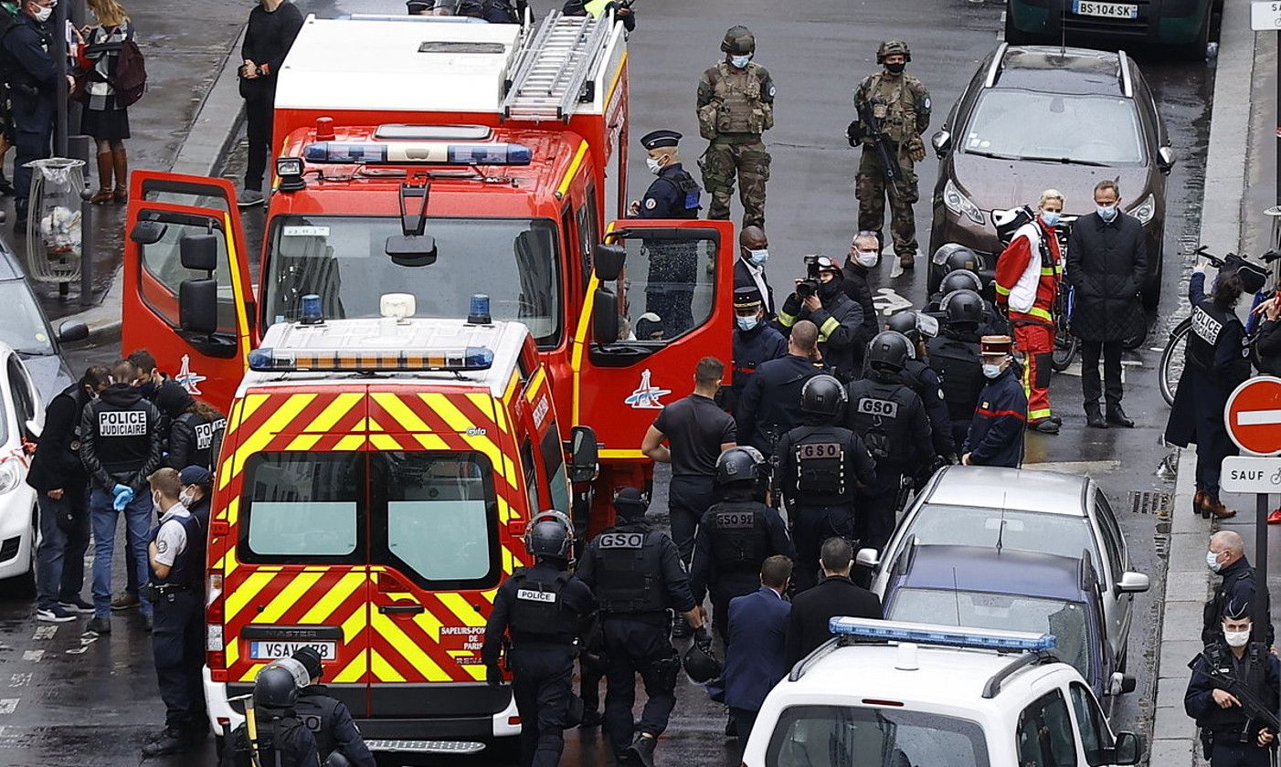 Polizia eta suhiltzaileak, atzo, Parisko erasoa gertatu zen tokian. I. LANGSDON / EFE.