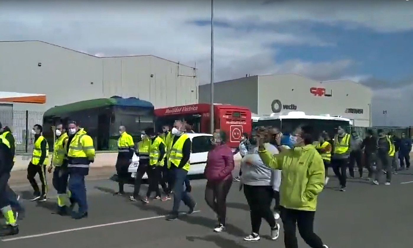 Trenasako langileen protesta, atzo, Castejonen. LABen bideo batetik ateratako irudia. BERRIA.