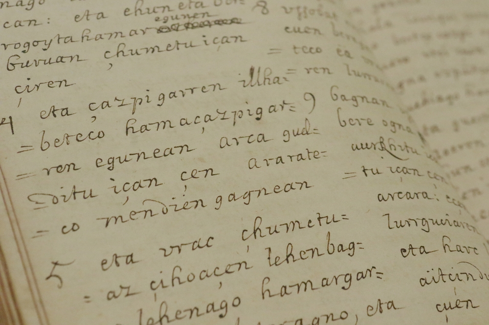 Pierre Urtek 1700. urtean euskaratutako bibliaren eskuizkribua. OSKAR MATXIN EDESA / FOKU Pierre Urtek 1700. urtean euskaratutako bibliaren eskuizkribua. OSKAR MATXIN EDESA / FOKU