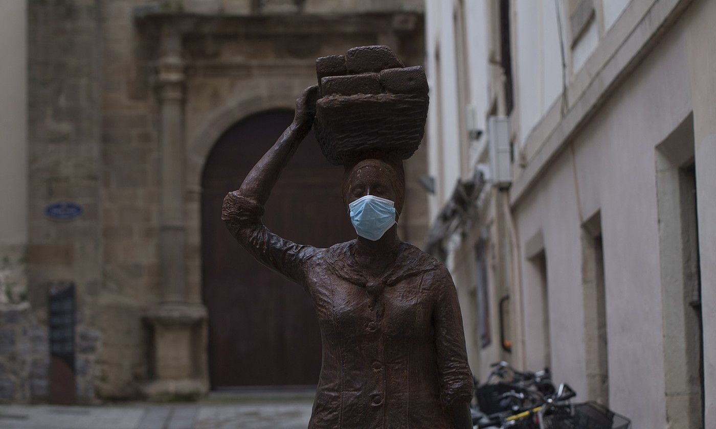 Donostiari 1813an su eman ziotela oroitzeko Dora Salazarrek egindako eskultura, maskara jantzita. J. C. RUIZ / FOKU. Donostiari 1813an su eman ziotela oroitzeko Dora Salazarrek egindako eskultura, maskara jantzita. J. C. RUIZ / FOKU.