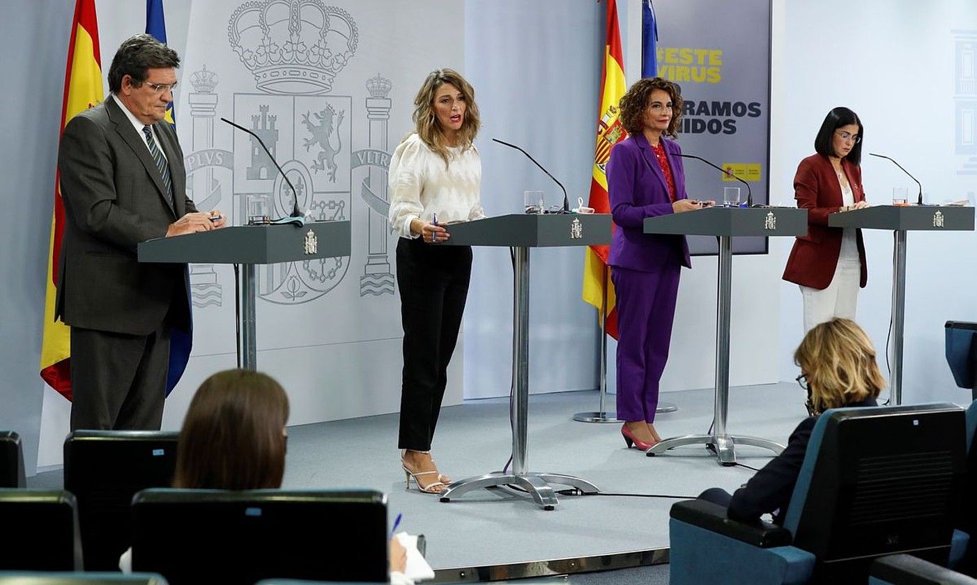 Espainiako Ministro Kontseiluaren osteko agerraldia, atzo, Madrilen. J.J. GUILLEN / EFE.