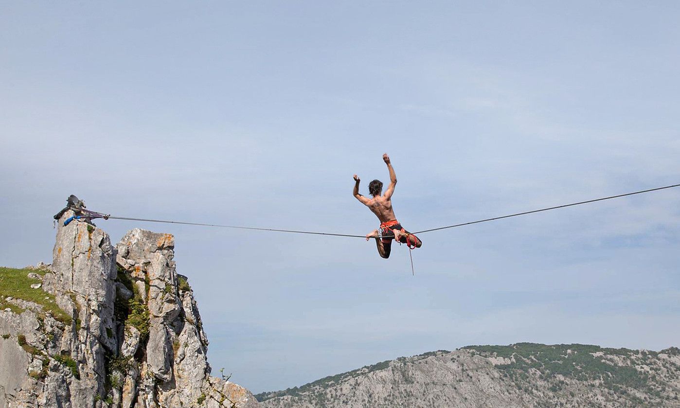 Highline-a segurtasun neurri zorrotzekin egiten dute. SLACKHERRIA ELKARTEA.