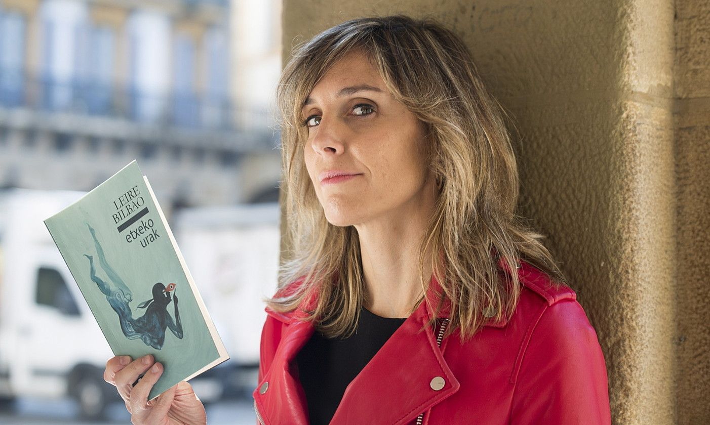Leire Bilbao idazlea, Etxeko urak bere hirugarren poesia liburua eskuetan, atzo, Donostian egindako aurkezpenaren aurretik. JUAN CARLOS RUIZ / FOKU. Leire Bilbao idazlea, Etxeko urak bere hirugarren poesia liburua eskuetan, atzo, Donostian egindako aurkezpenaren aurretik. JUAN CARLOS RUIZ / FOKU.