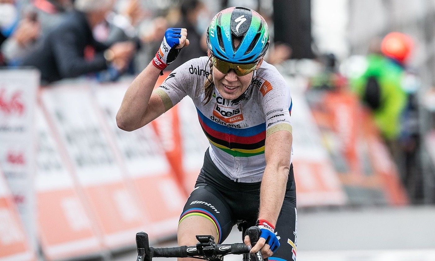 Goian, Anna van der Breggen, garaipena ospatzen. Behean, Marc Hirschi, beste horrenbeste egiten. FLECHE WALLONNE.