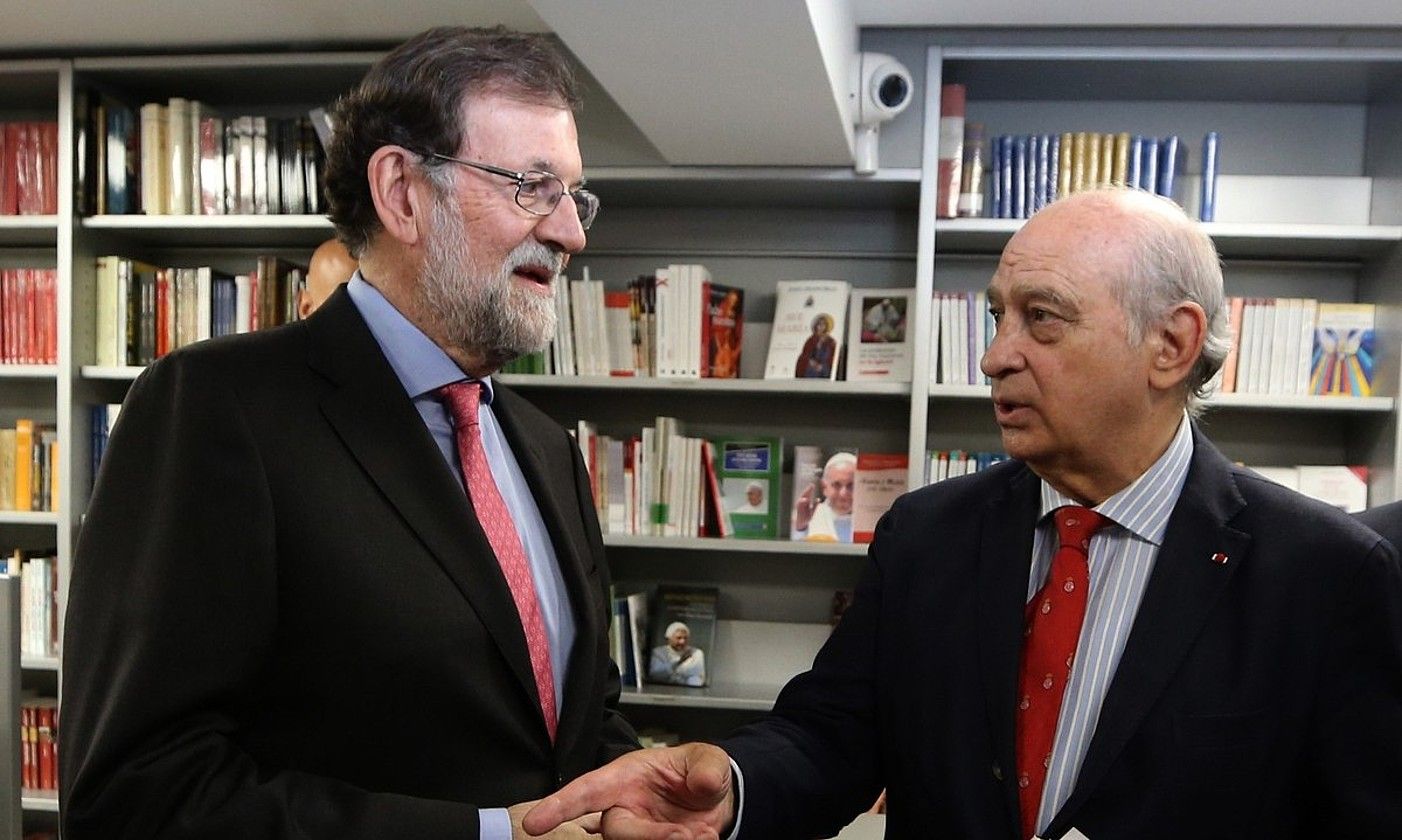 Mariano Rajoy Espainiako presidente ohia eta Jorge Fernandez Diaz Espainiako Barne ministro ohia, artxiboko irudi batean. JAVIER LIZON / EFE.