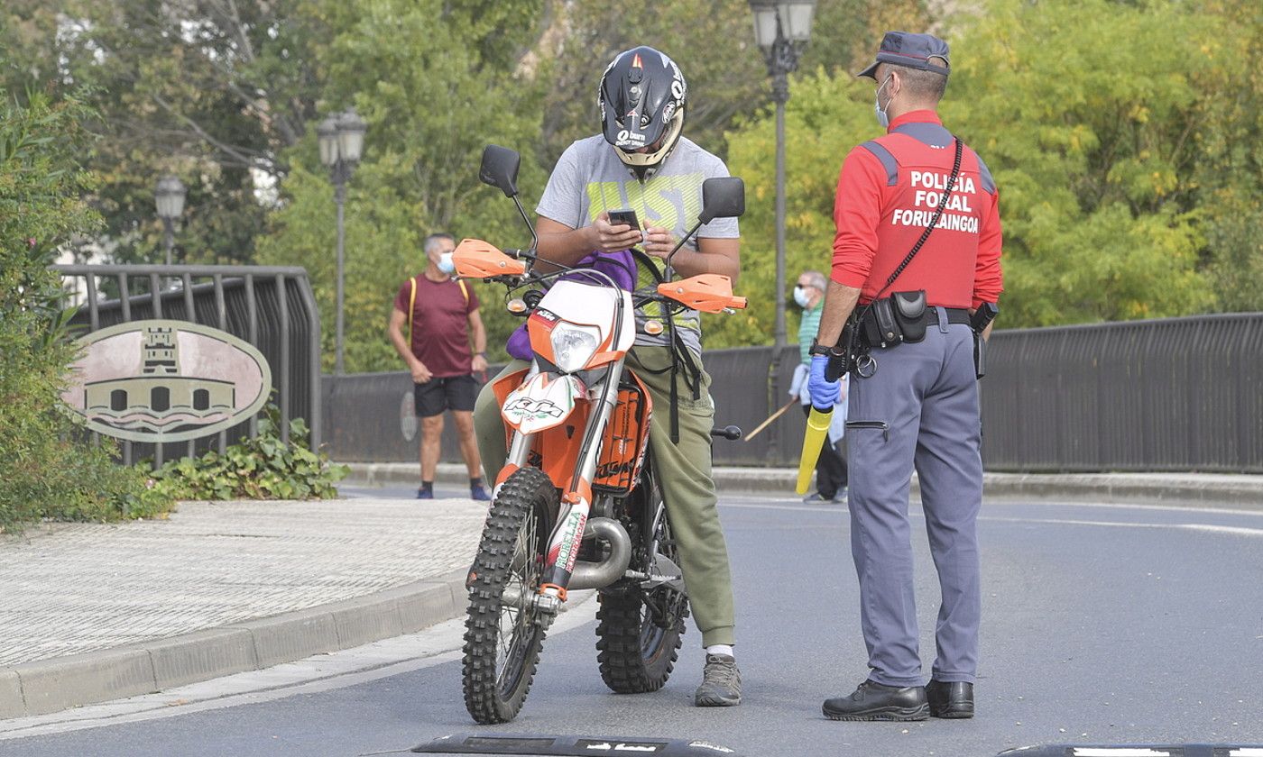 Foruzain bat, Azkoien sarreran, irailaren 24an. Murrizketak ordutik daude indarrean herri horretan. IDOIA ZABALETA / FOKU. Foruzain bat, Azkoien sarreran, irailaren 24an. Murrizketak ordutik daude indarrean herri horretan. IDOIA ZABALETA / FOKU.