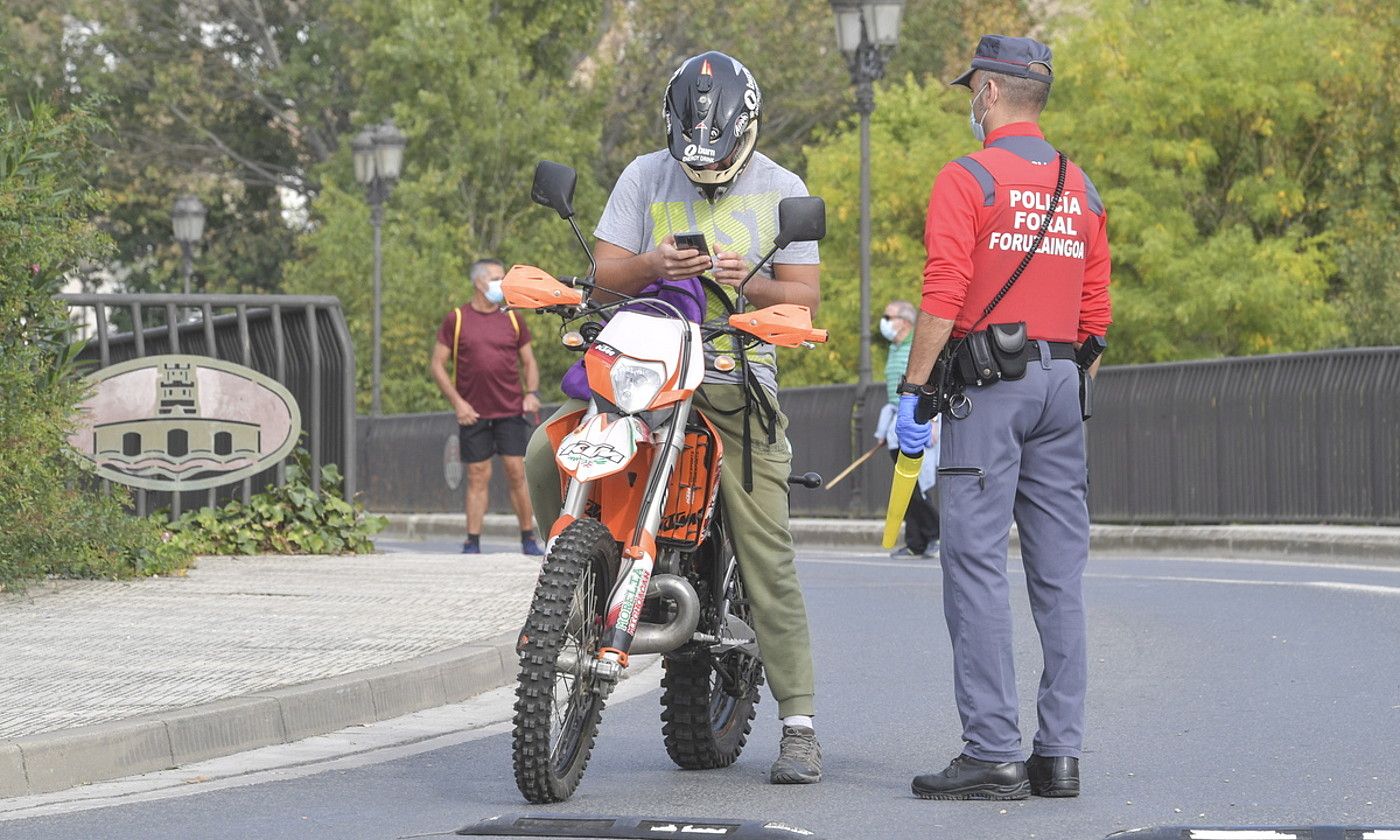 Foruzain bat, Azkoien sarreran, irailaren 24an. Murrizketak ordutik daude indarrean herri horretan. IDOIA ZABALETA / FOKU.