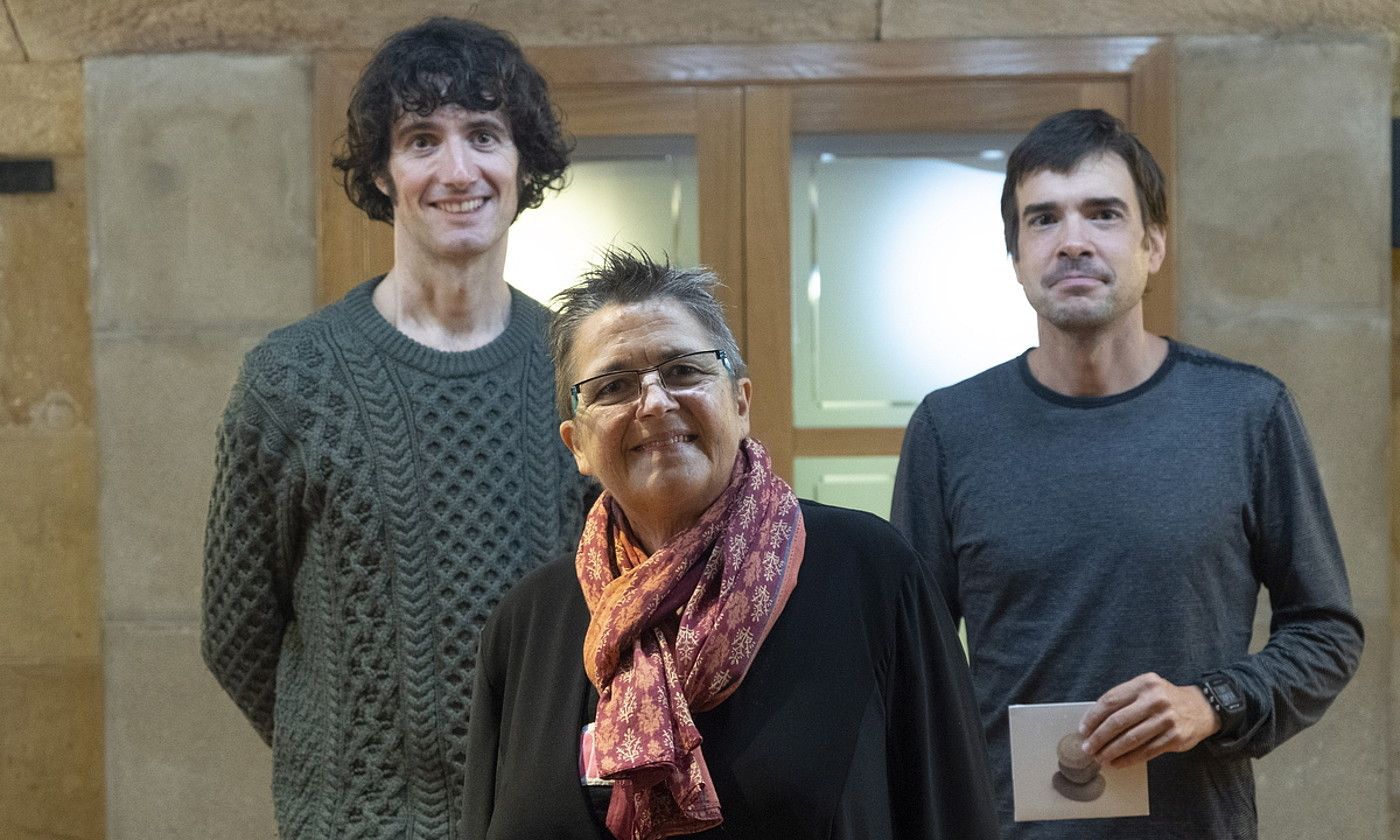 Hasier Oleaga, Sorkunde Idigoras eta Julen Izarra, atzo, Donostian. JON URBE / FOKU.