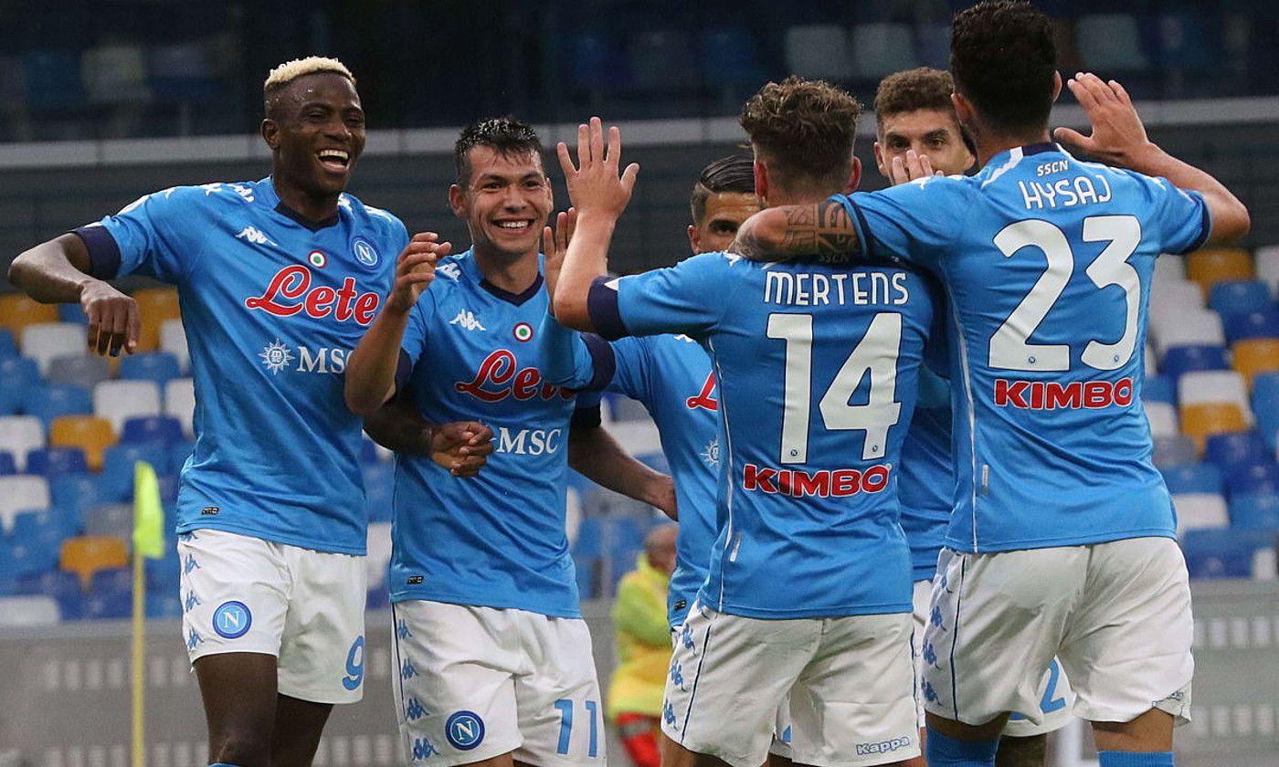 Napoliko jokalariak gola ospatzen, ligako neurketa batean. CESARE ABBATE / EFE. Napoliko jokalariak gola ospatzen, ligako neurketa batean. CESARE ABBATE / EFE.