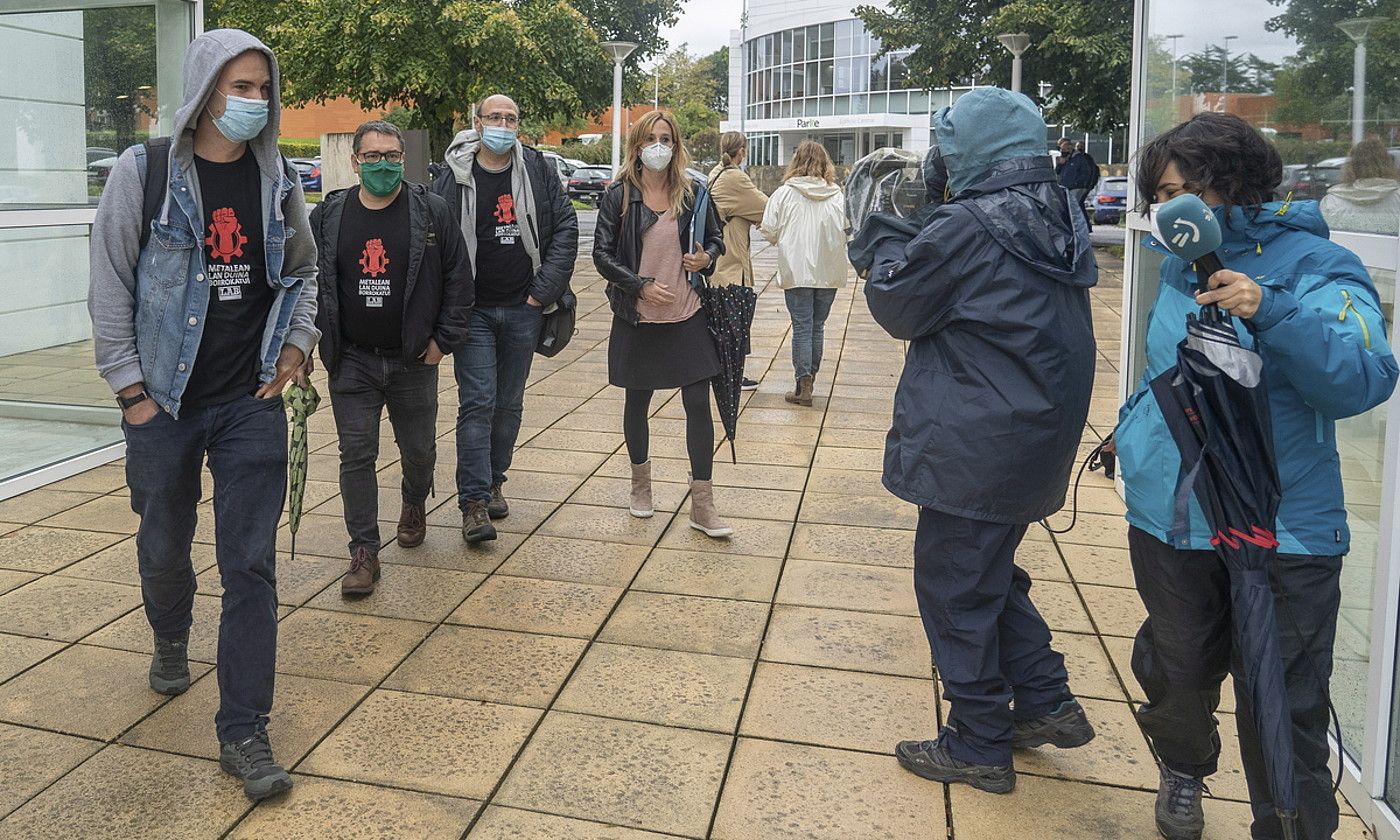 LABeko ordezkariak, atzo, Adegiren egoitzara sartzen, metalgintzaren bilera hasi aurretik. ANDONI CANELLADA / FOKU.