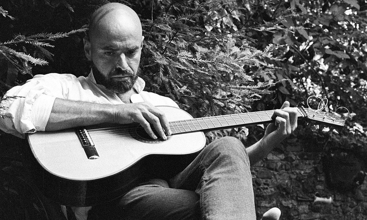 Shel Silverstein idazle, kantari eta margolaria, eskutan gitarra bat daukala, kantuan. BERRIA.