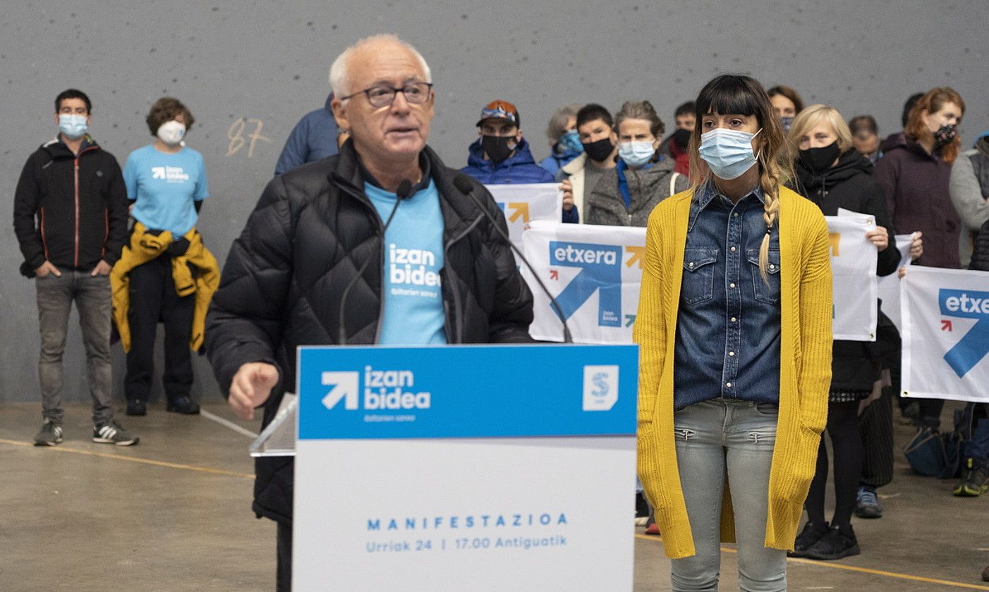 Joseba Azkarraga eta Bego Atxa, atzo, Donostiako ekitaldian. GORKA RUBIO / FOKU. Joseba Azkarraga eta Bego Atxa, atzo, Donostiako ekitaldian. GORKA RUBIO / FOKU.