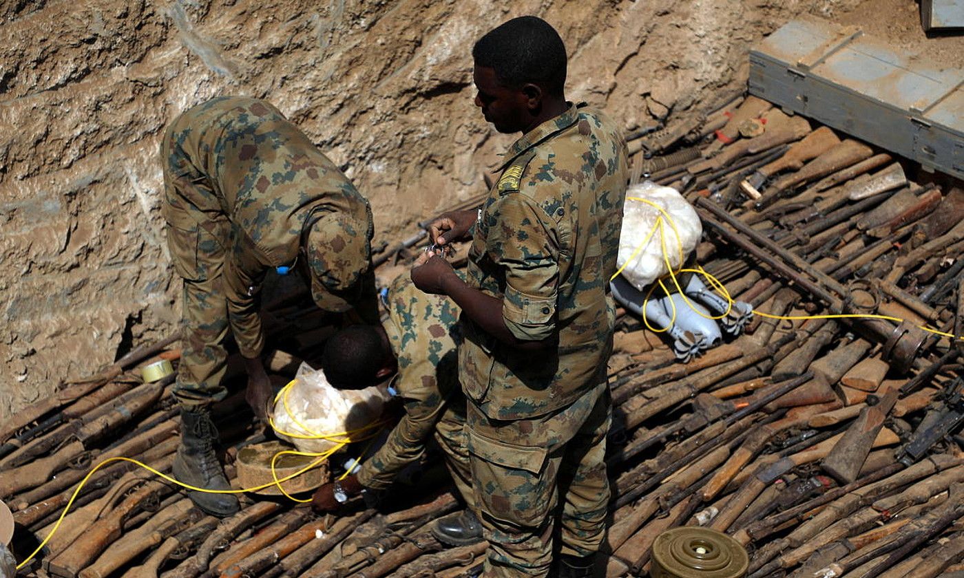 Sudango militar batzuk, talde armatuei kendutako armak suntsitzeko prestatzen. MOHAMMED ABU OBAID / EFE.