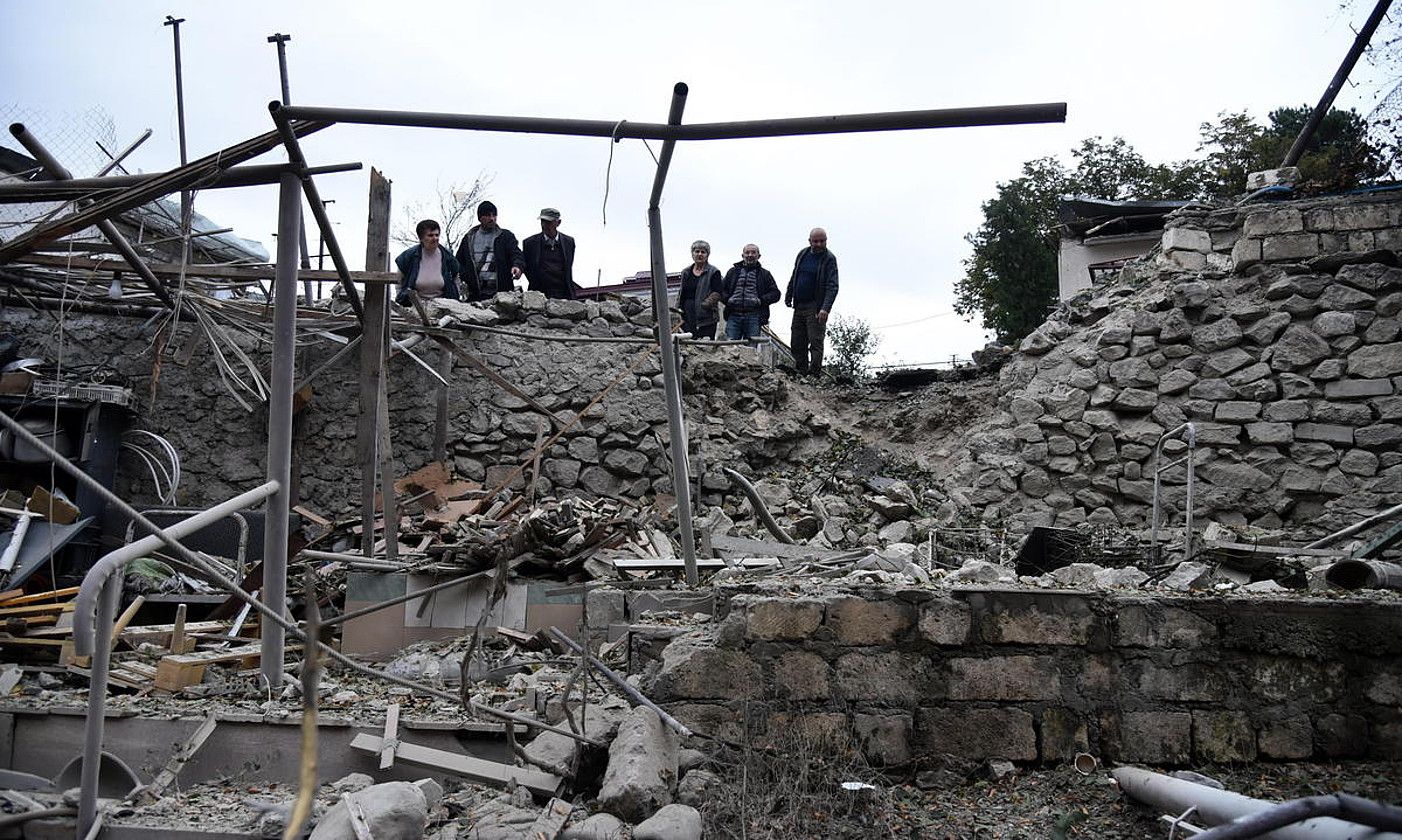 Armeniako Stepanakert hiria, bonbardatua izan ostean. DAVID GHAHRAMANYAN / EFE. Armeniako Stepanakert hiria, bonbardatua izan ostean. DAVID GHAHRAMANYAN / EFE.