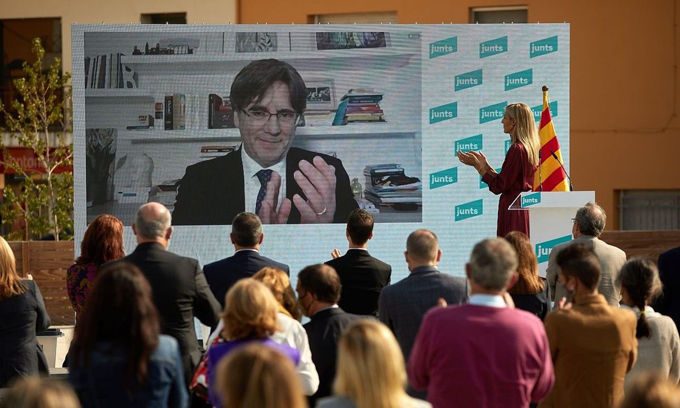 Carles Puigdemont JxCko presidentea, urriaren 1eko erreferendumaren urteurreneko ekitaldi batean telematikoki parte hartzen. DAVID BORRAT / EFE.