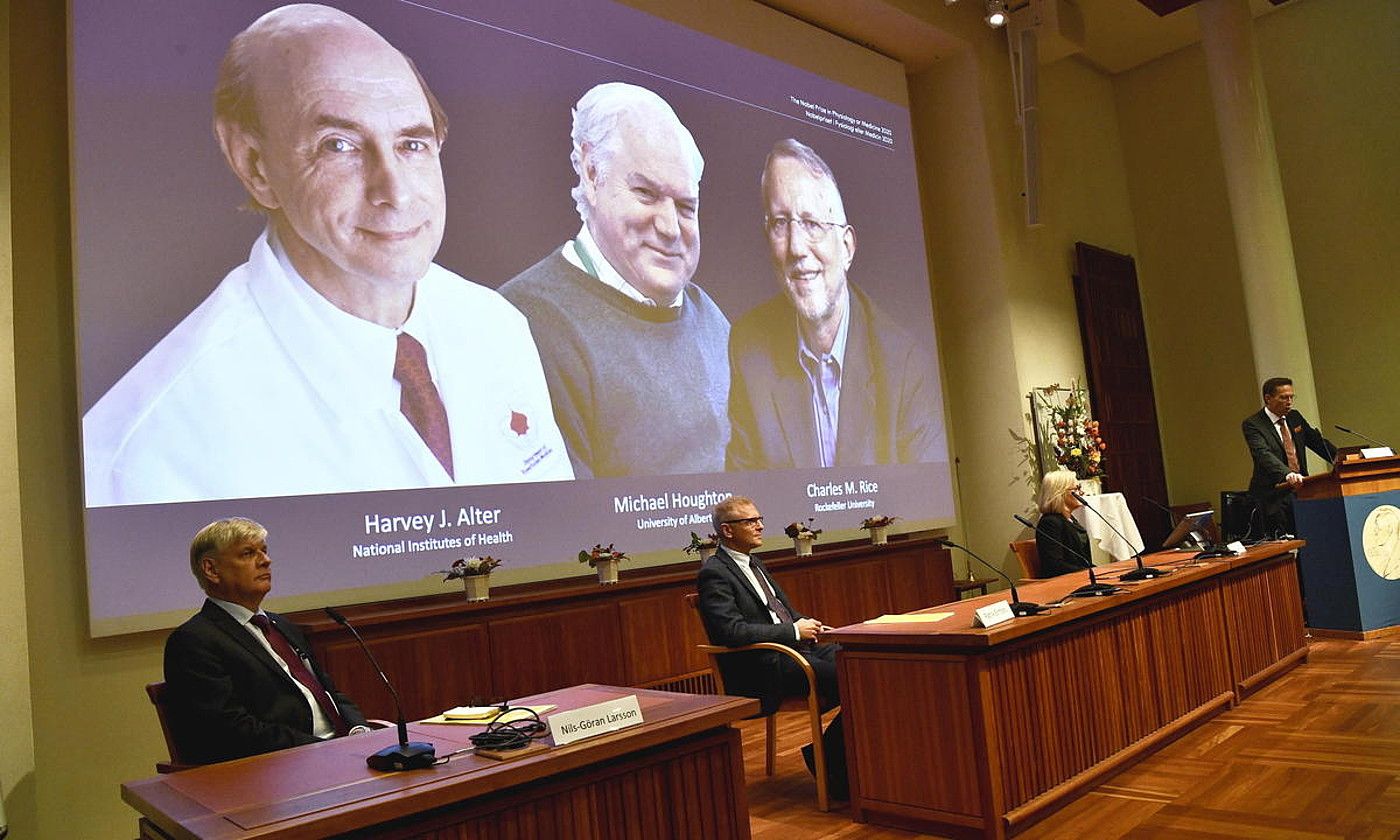 Sarituen argazkiak proiektatuta, atzo, Stockholmen. CLAUDIO BRESCIANI / EFE.