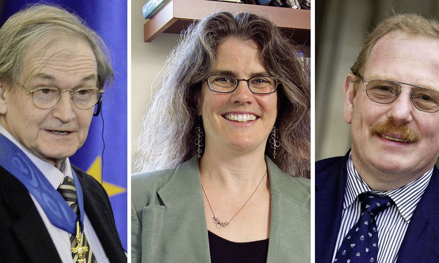 Ezkerretik eskuinera, Roger Penrose, Andrea Ghez, eta Reinhard Genzel sarituak. EFE. Ezkerretik eskuinera, Roger Penrose, Andrea Ghez, eta Reinhard Genzel sarituak. EFE.