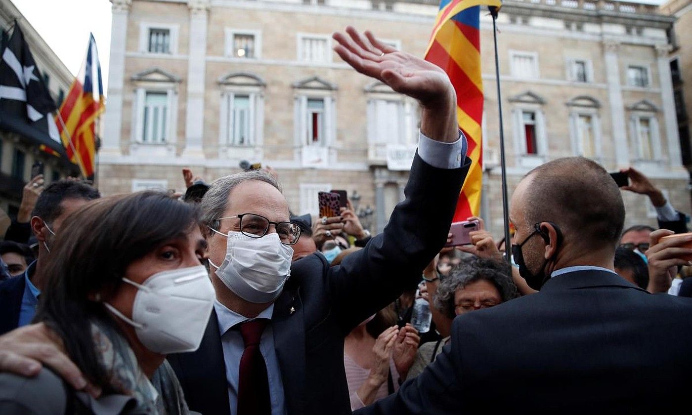 Quim Torra Kataluniako presidente ohia, Carola Miro emaztearekin, inhabilitatu zuten egunean. TONI ALBIR / EFE.