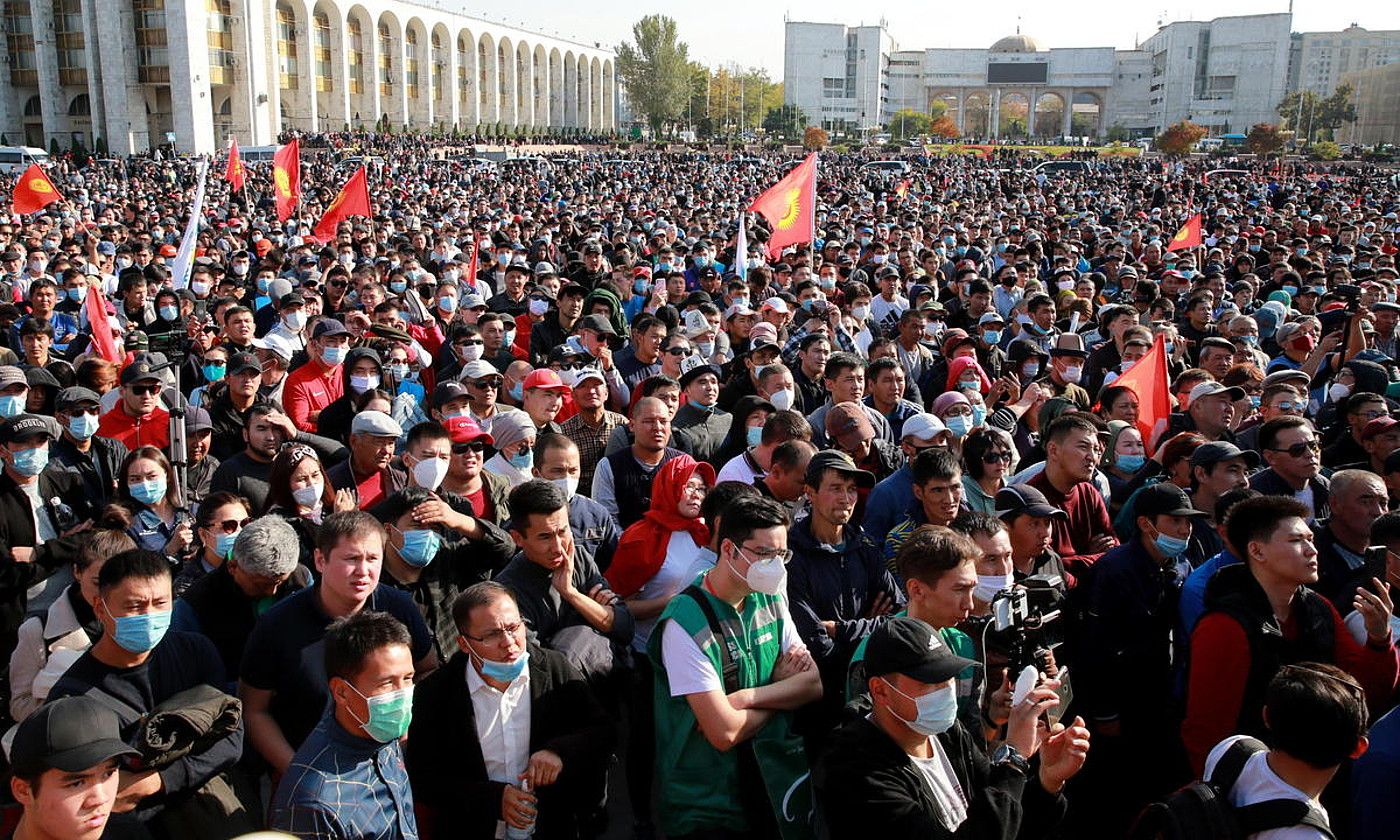Kirgizistango Legebiltzarrerako bozetako emaitzetan iruzurra izan dela salatzeko protestak, Bixkeken. IGOR KOVALENKO / EFE.