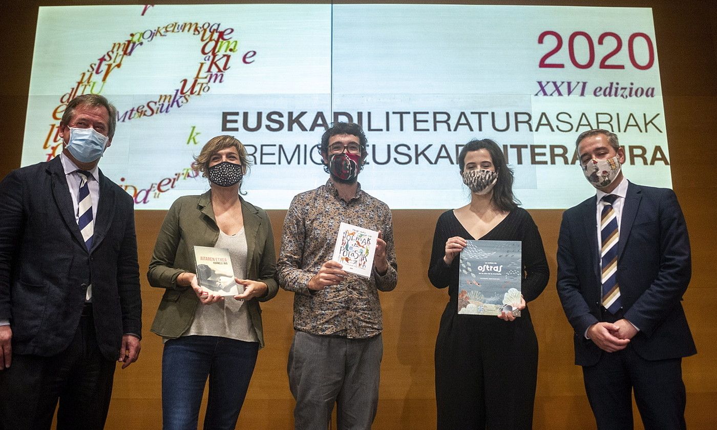 Ezker-eskuin, Bingen Zupiria, Karmele Jaio, Iñigo Astiz, Miren Asiain eta Andoni Iturbe, atzo, Gasteizko Artium museoan egindako agerraldian. JAIZKI FONTANEDA / FOKU.