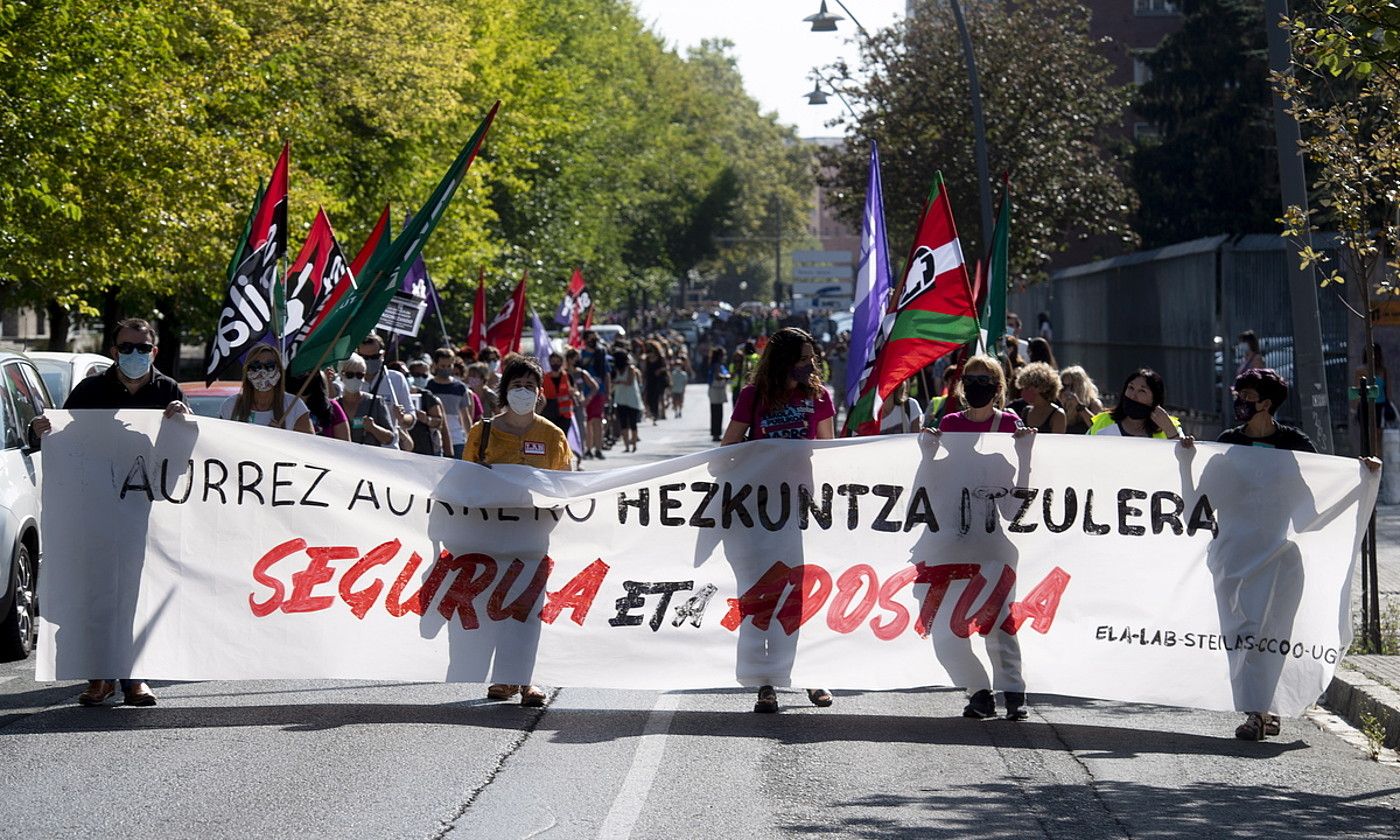 Aurrez aurreko itzulera «segurua eta adostua» eskatzeko egindako grebako manifestazioa, irailaren 15ean, Gasteizen. RAUL BOGAJO / FOKU.