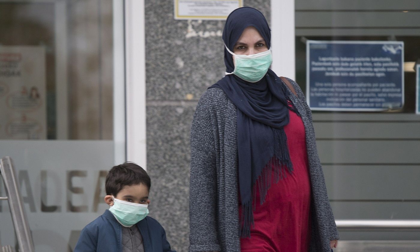 Bi pertsona maskara kirurgikoarekin Donostiako ospitalean. J.R. / FOKU.