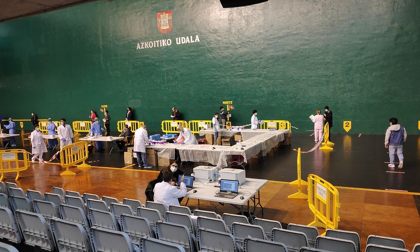 PCR testak egiten, atzo, Azkoitiko Gurea pilotalekuan. 17 eta 60 urte arteko 6.500 herritar daude deituta proba egitera. UROLA KOSTAKO HITZA.