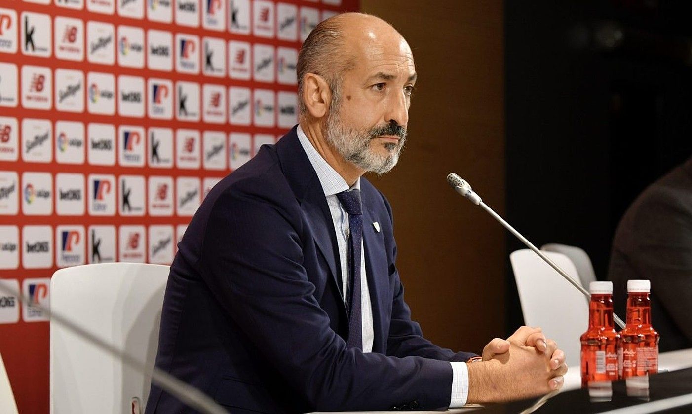 Aitor Elizegi atzoko prentsaurrekoan, San Mameseko Jose Iragorri prentsa aretoan. Lau hilabete ziren kazetarien aurrean azaltzen ez zela. ATHLETIC CLUB.