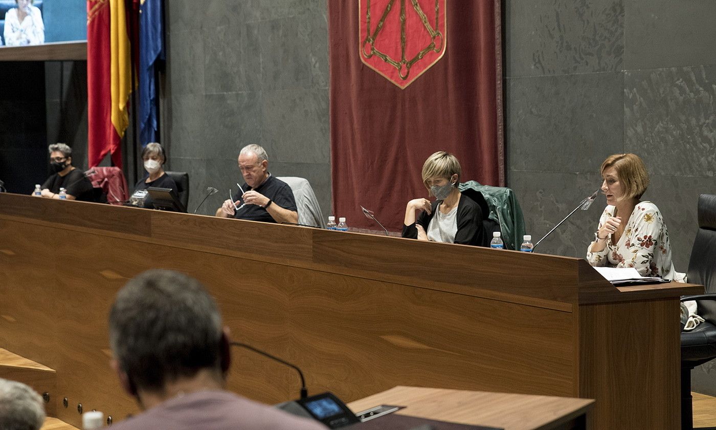 Ezkerretik eskuinera, Olatz Etxabe, Belen Zabala, Fernando Rey (moderatzailea), Maria Jauregi eta Naiara Zamarreño, parlamentuan. IÑIGO URIZ / FOKU.